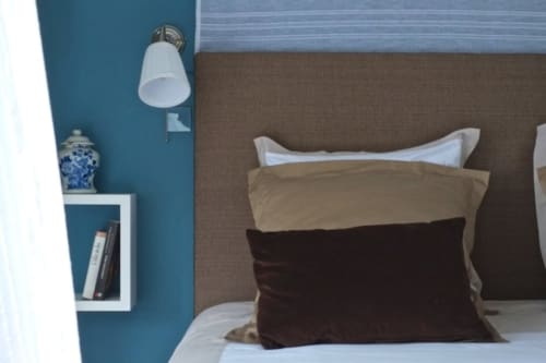 Chambre Suite Lapis Lazuli du Château de Baylac aux murs bleus, tête de lit capitonnée et oreillers superposés, Bugnein