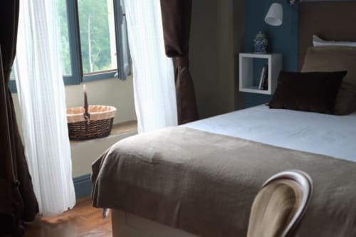 Chambre Suite Lapis Lazuli du Château de Baylac avec vue montagne, mobilier contemporain et lumière naturelle