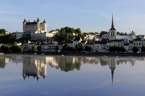 Saumur se reflétant dans la Loire