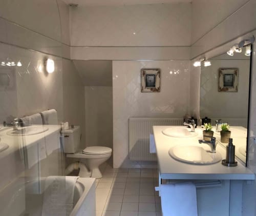 Modern bathroom in Verveine room at Manoir De Rieuzal B&B in Loubressac with double sinks, toilet, and shower
