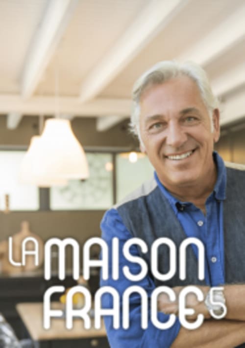 Hotelmanager van Moulin Renaudiots in Autun, Frankrijk glimlachend in moderne lobby