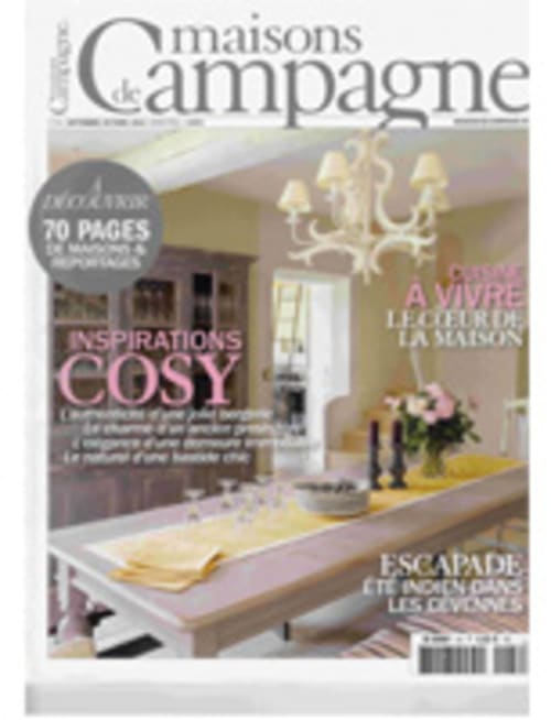 Maisons de Champagne magazinekaft met elegant interieur met open haard en bloemenversiering