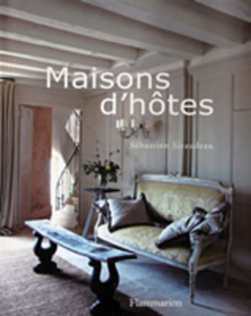 Elegante slaapkamer in Moulin Renaudiots in Autun met getufte bedframe, modern meubilair en blootliggende houten balken