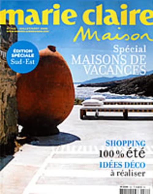 Marie Claire Maison magazinecouver met kustvakantiebungalows, rood sculpturaal element en schilderachtig zeegezicht