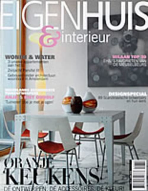Genhuis intérieur magazinekaft met moderne eetkamer met rode stoelen en eigentijds decor