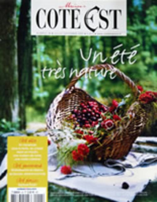 Moulin Renaudiots-magazinekaft met een rieten mand rode bessen in een tuin in Autun, Frankrijk