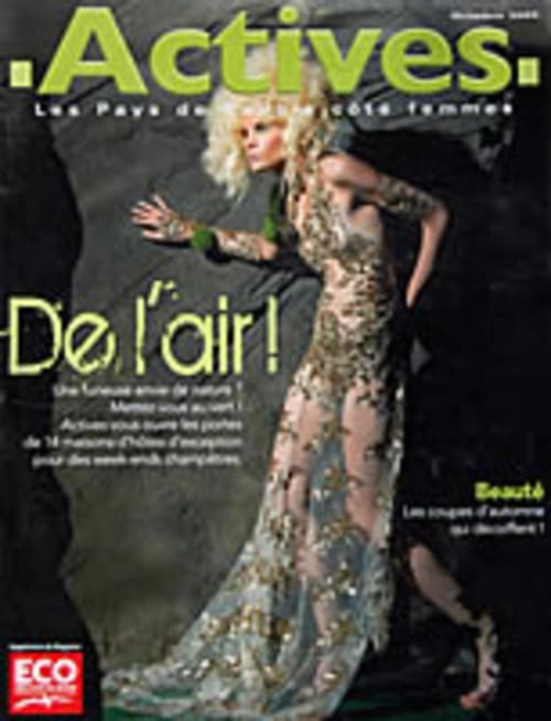 Actives magazine cover met een elegante vrouw in gouden paillettenjurk in Moulin Renaudiots, Autun