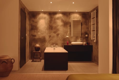 Luxe badkamer in hotel Moulin Renaudiots in Autun met ligbad, opzetwastafel en warm sfeerverlichting