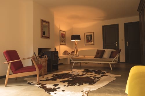Saint André-kamer in Moulin Renaudiots in Autun met moderne zithoek, koeienhuiden tapijt en warm omgevingslicht