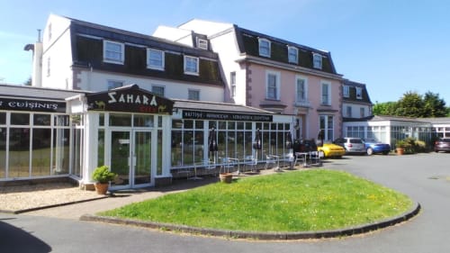 L'hôtel La Trelade à St Martins avec le restaurant Sahara, toits mansardés et parking, par beau temps