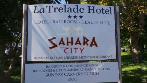 Enseigne de l'Hôtel La Trelade à St Martins : hôtel trois étoiles avec salle de bal, centre de bien-être et restaurant Sahara City