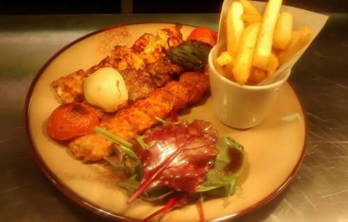 Homard grillé au beurre d'ail, légumes rôtis et frites à l'Hôtel La Trelade, St Martins