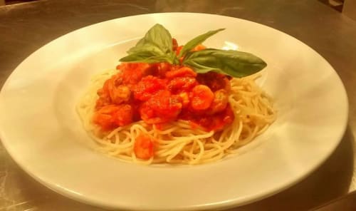 Spaghetti à la sauce tomate rouge et garniture de basilic frais à l'Hôtel La Trelade, St Martins
