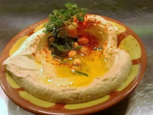Assiette de houmous à l'huile d'olive, pois chiches et herbes fraîches à l'Hôtel La Trelade, St Martins