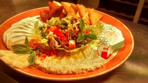 Plateau d'houmous avec salade fraîche, pain pita et chips de tomate rôtis à l'hôtel La Trelade, St Martins