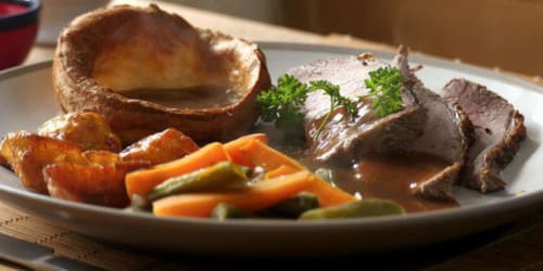 Plat de rôti avec Yorkshire pudding, pommes de terre rôties, carottes et haricots verts à La Trelade Hotel, St Martins