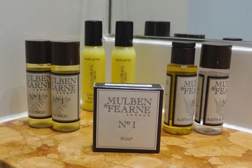 Collection de produits de luxe Mulben & Fearne présentée sur un lavabo en marbre à l'hôtel La Trelade