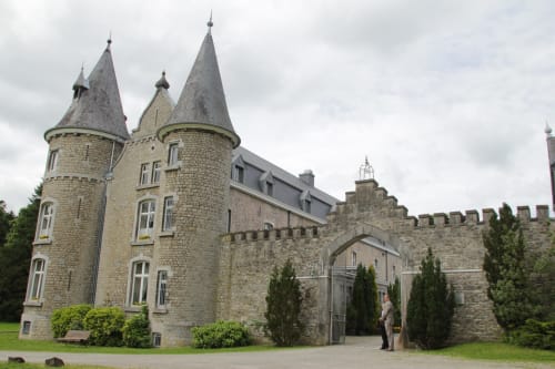 Kasteel Hassonville met stenen torentjes en gekrenuleerde muren in Marche-en-Famenne, België