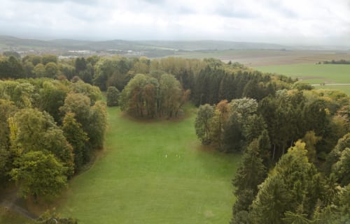 Luftaufnahme der grünen Weidelandschaft rund um Schloss Hassonville in Marche-en-Famenne, Belgien