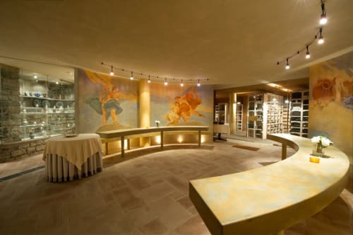 Salle de dégustation de la cave viticole du Château d'Hassonville à Marche-en-Famenne avec vitrines et voûte en berceau