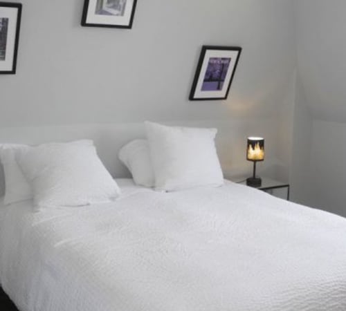 Clean modern bedroom with white bedding and pillows at Le château d'Hermonville boutique hotel in Hermonville, France