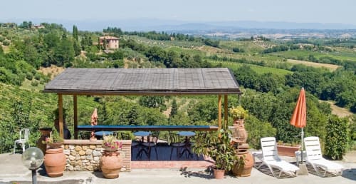 Terrazza della campagna toscana al B&B I Coppi di San Gimignano con pergolato, lettini e viste sulla valle