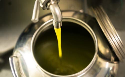Olio d'oliva fresco che scorre dal rubinetto presso il B&B I Coppi a San Gimignano, Toscana