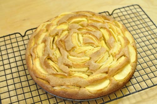 Torta di mele appena sfornata che si raffredda su griglia a B&B I Coppi, San Gimignano
