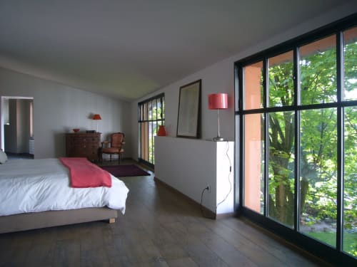 Spacious junior suite at Le Jardin De Beauvoir B&B in Lyon with garden view, modern furnishings and large windows