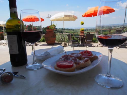 Vini e salumi in terrazza della B&B I Coppi a San Gimignano, con vista sulla campagna toscana
