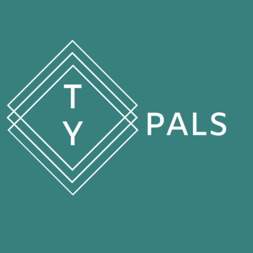 Logo del alojamiento Ty Pals con diseño de diamantes anidados sobre fondo azul verdoso, Pals, España