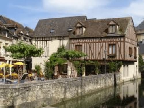 La Maison Virginie BnB à Montargis, architecture colombages et pierre traditionnels, pont enjambant l'eau