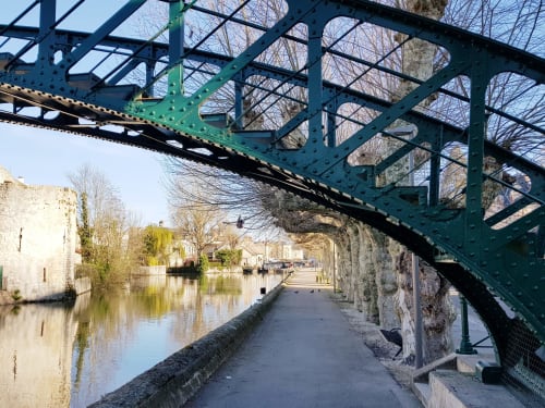 Passerelle en fer vert enjambant le canal à Montargis, près de la Maison Virginie