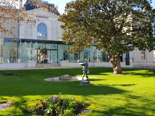 Le jardin soigné de La Maison Virginie à Montargis avec sculptures, massifs fleuris et bâtisse néoclassique aux touches modernes