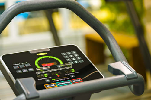 Console de vélo d'exercice à l'Hôtel Residence Europe & Spa à Clichy avec écran numérique et boutons de commande
