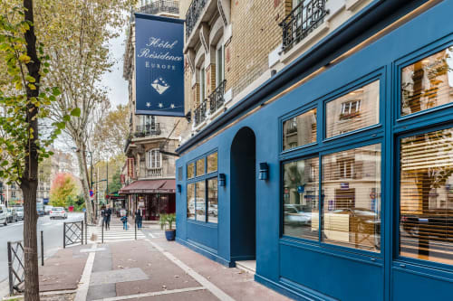 Façade bleue de l'Hôtel Residence Europe & Spa rue de Clichy à Paris