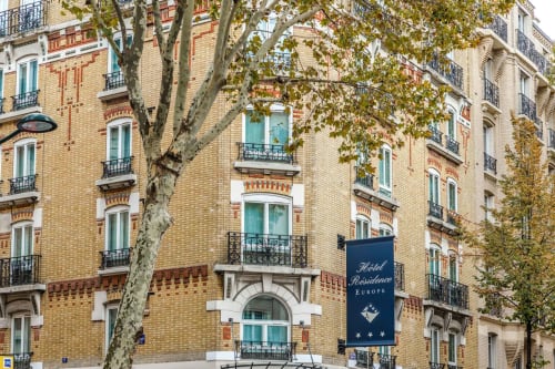 Façade de l'Hôtel Résidence Europe & Spa à Clichy, architecture parisienne classique, pierre et brique, ferronnerie