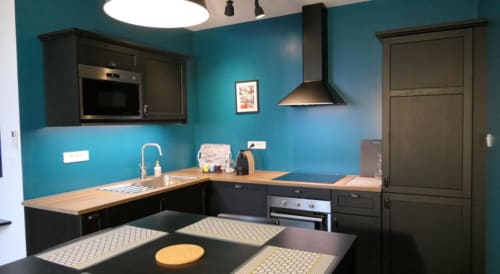 Cuisine contemporaine de l'appartement La Romance de Paris à La Maison Virginie, Montargis, aux murs turquoise et mobilier noir