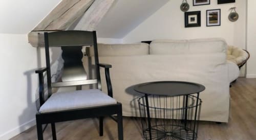 Coin salon moderne dans l'appartement La Romance de Paris à La Maison Virginie B&B, Montargis, avec canapé crème et fauteuil noir