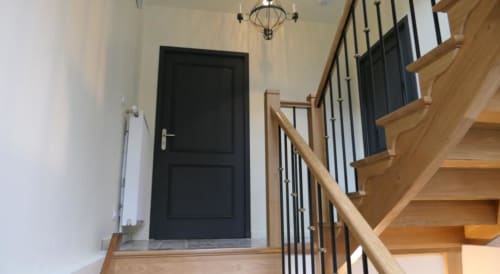 Escalier moderne aux marches en bois et rampe en métal noir dans l'appartement La Romance de Paris à La Maison Virginie, Montargis