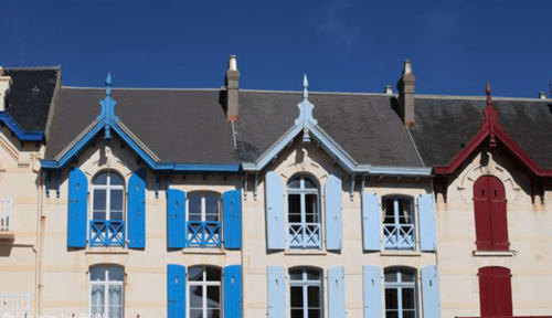Au Petit Tambour D'Autingues, charmante maison d'hôtes française aux volets colorés et toits pentus à Autingues