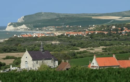 Chapelle rurale Au Petit Tambour d'Autingues à Autingues, France avec vue sur les falaises blanches et le village côtier