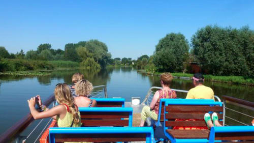 Des invités savourant une croisière pittoresque sur les eaux calmes près du Petit Tambour D'Autingues en France