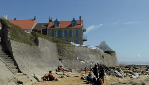 Au Petit Tambour D'Autingues, gîte face à la mer en France avec fortifications en pierre et bâtiment aux volets bleus