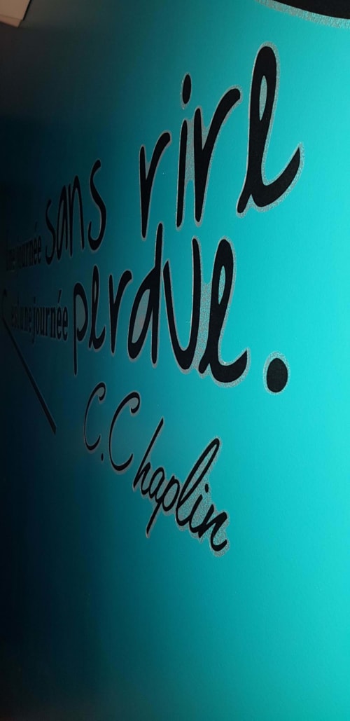 Mur turquoise avec texte manuscrit « vill dévali » à La Maison Virginie BnB à Montargis, France