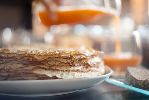 Geschichteter Crêpes-Kuchen im Le Pignié B&B in Lescure-d'Albigeois mit Einmachglas mit eingemachten Früchten im Hintergrund