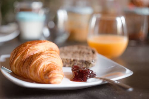 Croissant mit Marmelade und Orangensaft zum Frühstück in Le Pignié in Lescure-d'Albigeois