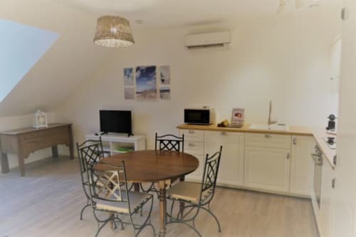Appartement lumineux à La Maison Virginie à Montargis avec table à manger, kitchenette, TV et mobilier moderne