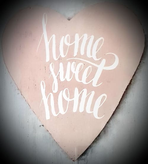 Enseigne néon en forme de cœur inscrite « Home Sweet Home » à La Maison Virginie, un gîte cosy à Montargis