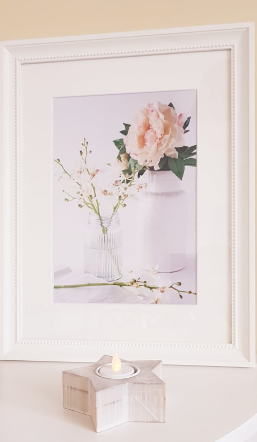 Élégante œuvre florale encadrée en blanc à l'appartement La Maison Virginie, Montargis, avec pivoines roses et détails délicats